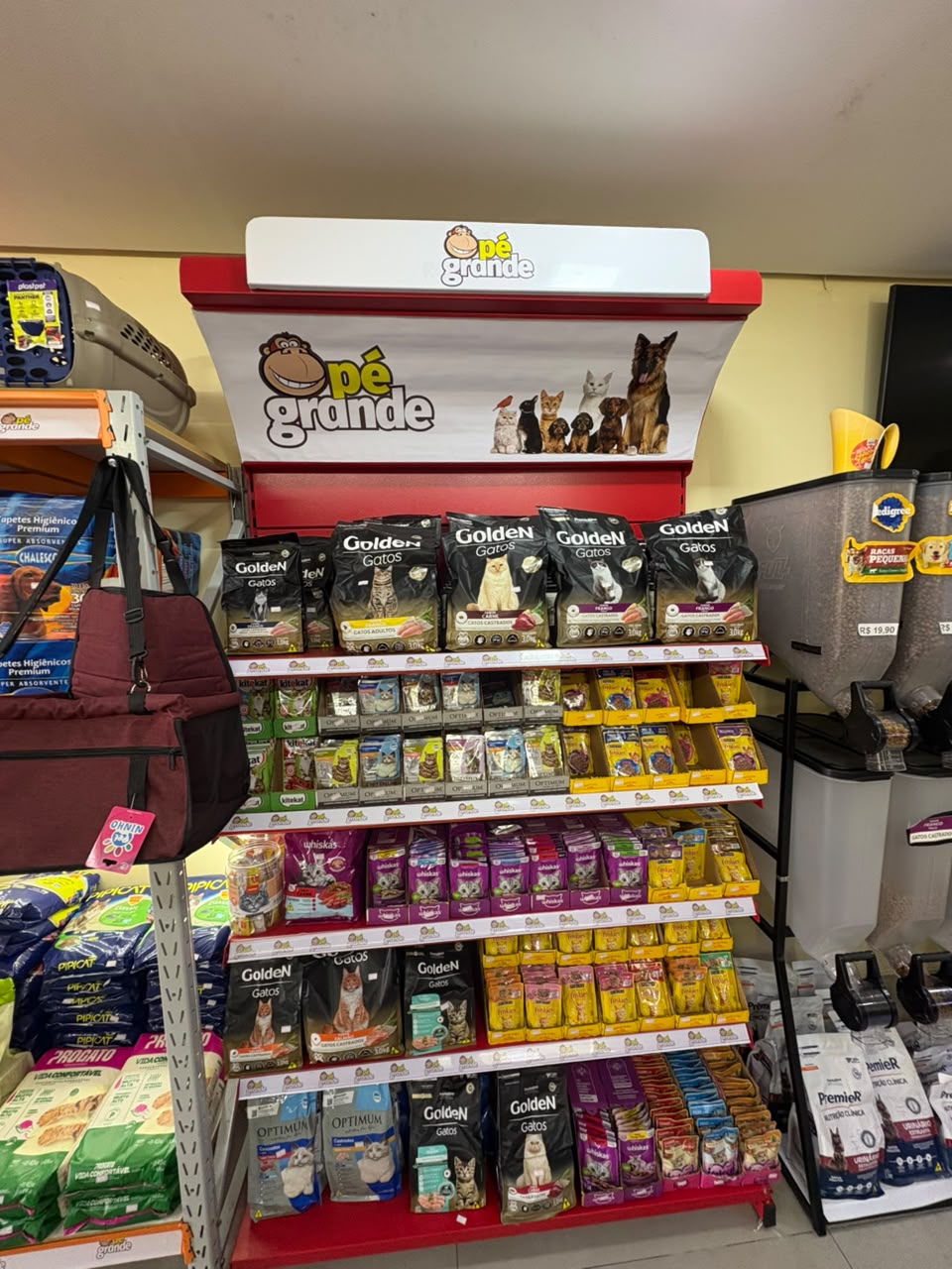 Produtos pet nas prateleiras do Pet Shop Pé Grande